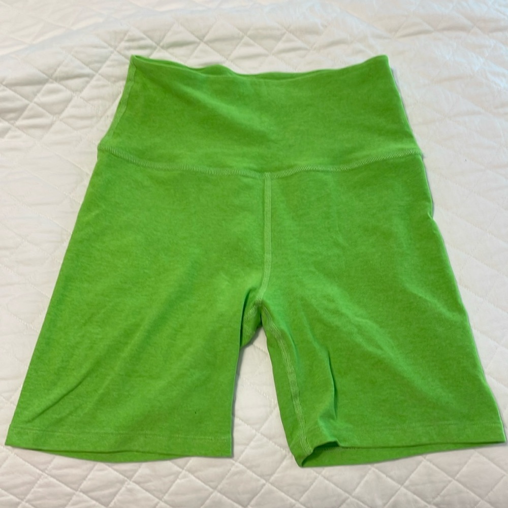 Beyond Yoga 7” Spacedye biker shorts high waisted lime green | size medium |